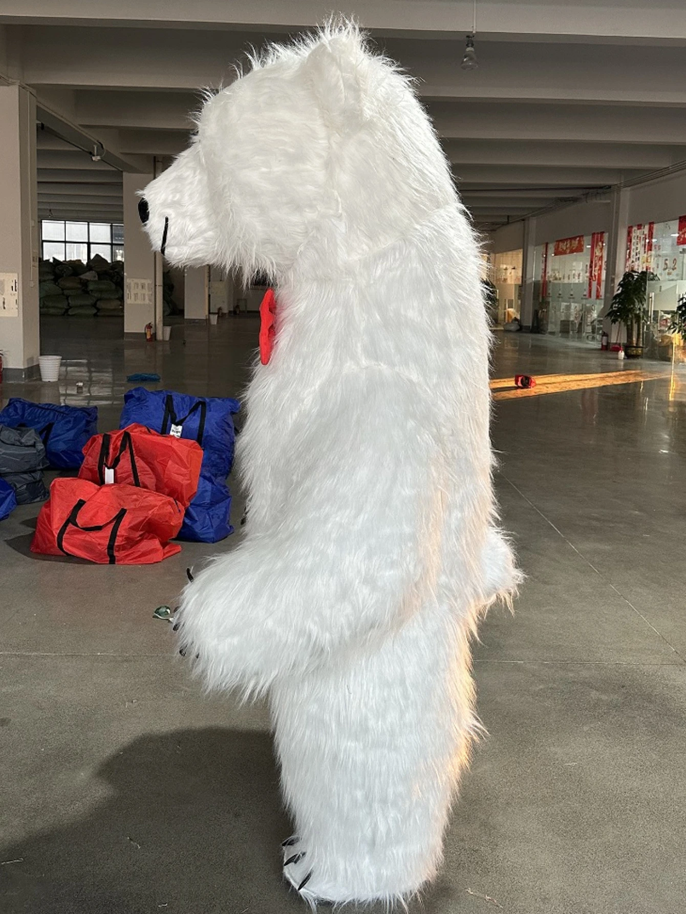 Giant Inflatable White Polar B - огляд і ціна Suits